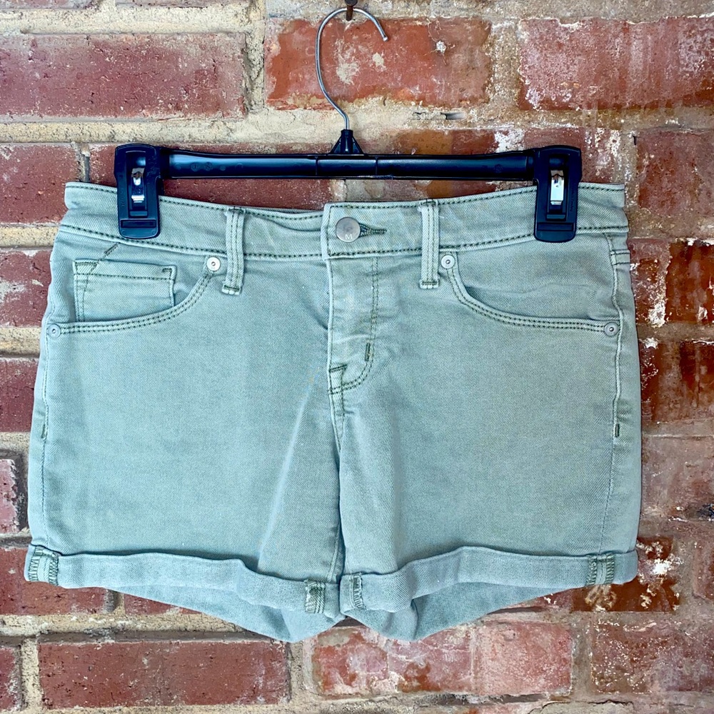 Women’s M Green Mid-Rise Shorts